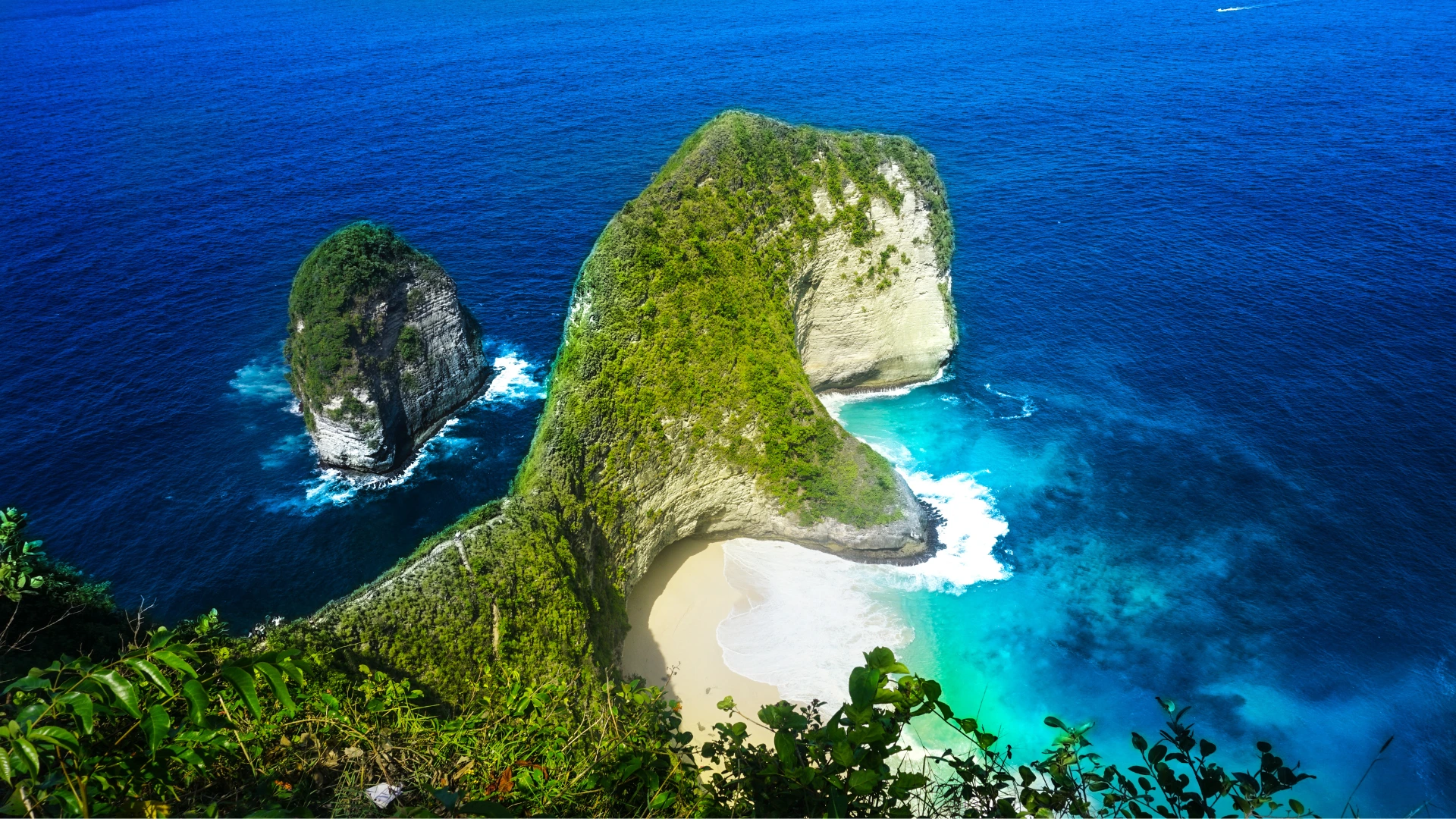 Elevándose desde la península de Bukit, en medio de manglares y deslumbrantes prados tropicales, Nusa Dua se ha convertido en el centro turístico modelo de Bali, donde están no solo los hoteles más exclusivos de la isla, sino también los mayores centros de convenciones. Aquí, las carreteras están perfectamente asfaltadas y los setos bien recortados, y abundas las fuentes y las hermosas esculturas.